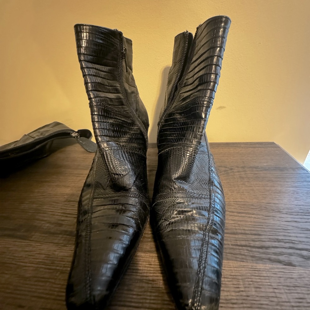Women.BOTTOCELLI snakeskin boots. Size 9m could fit 8.5 also